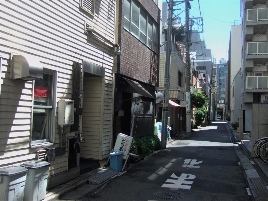 日本橋室町に残る路地の画像。